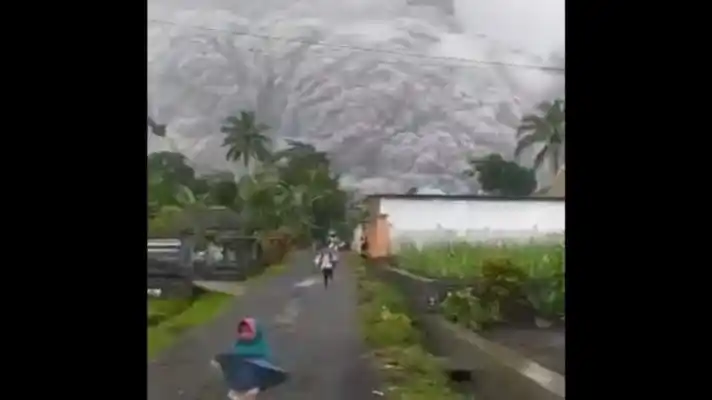 TODO EN PENUMBRA POR LA CENIZA: miles de personas huyen ante erupción de volcán en Indonesia (+ video)