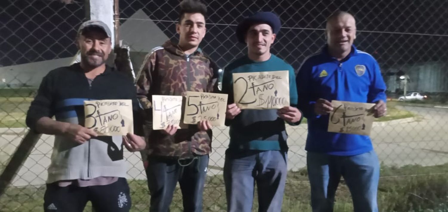 Todos los ganadores del “Picadito”. Posan con sus sobres