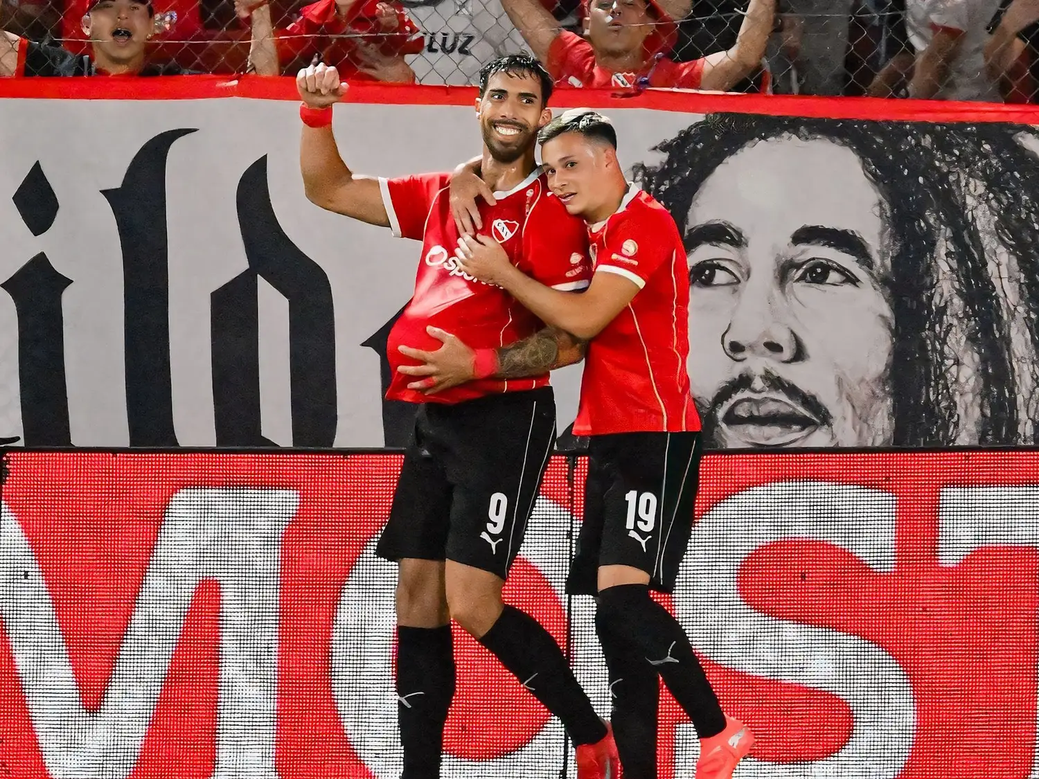El festejo de los goleadores del partido, Abaldo y Avalos.