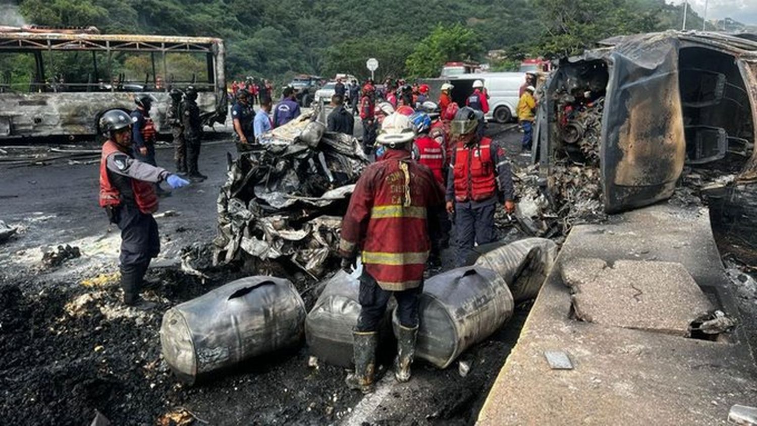 Cortaron el tránsito en la zona para realizar las tareas de rescate.