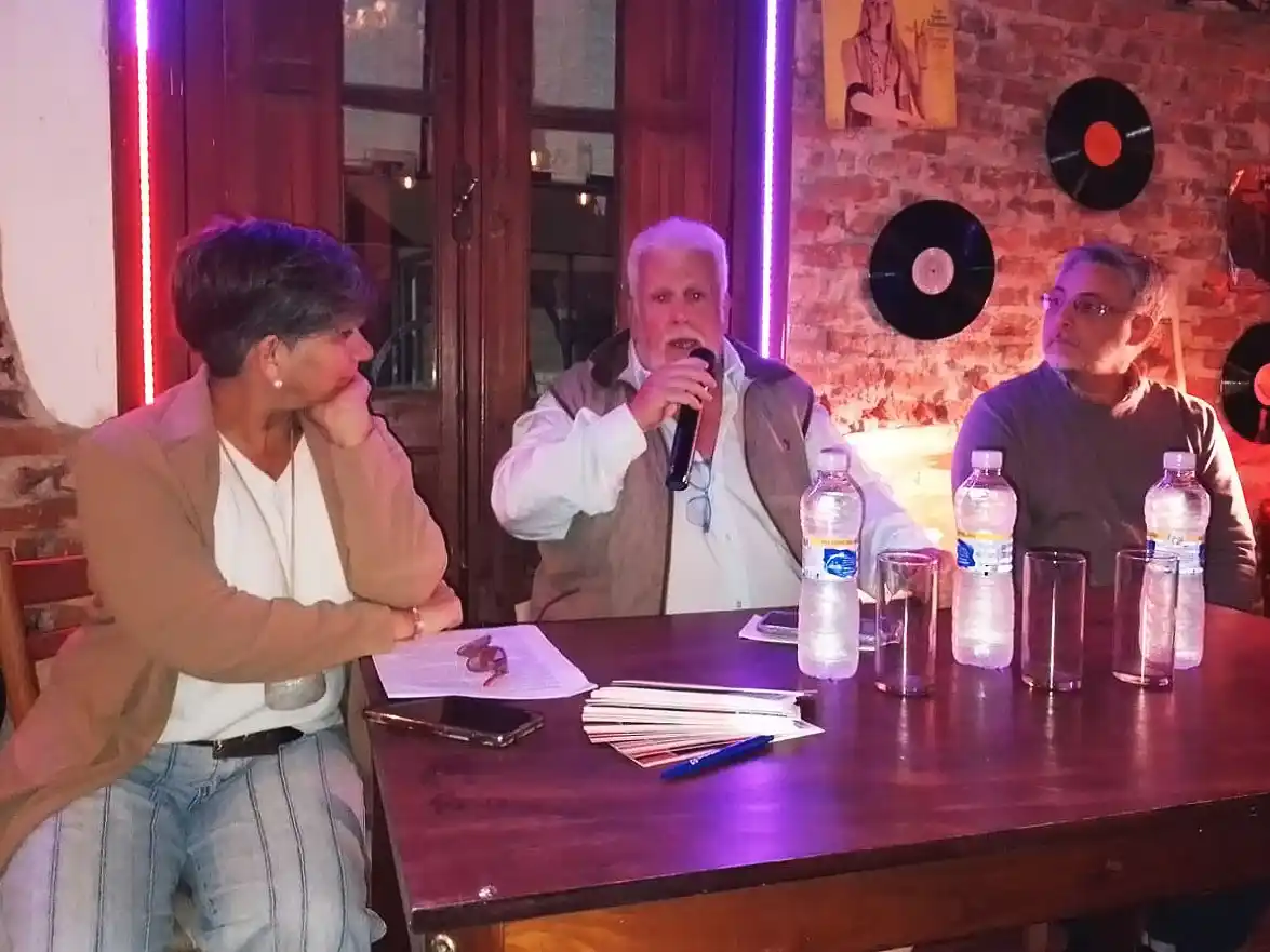 Norman Robson (centro) junto a Natalia Frías y Guillermo Navarro.