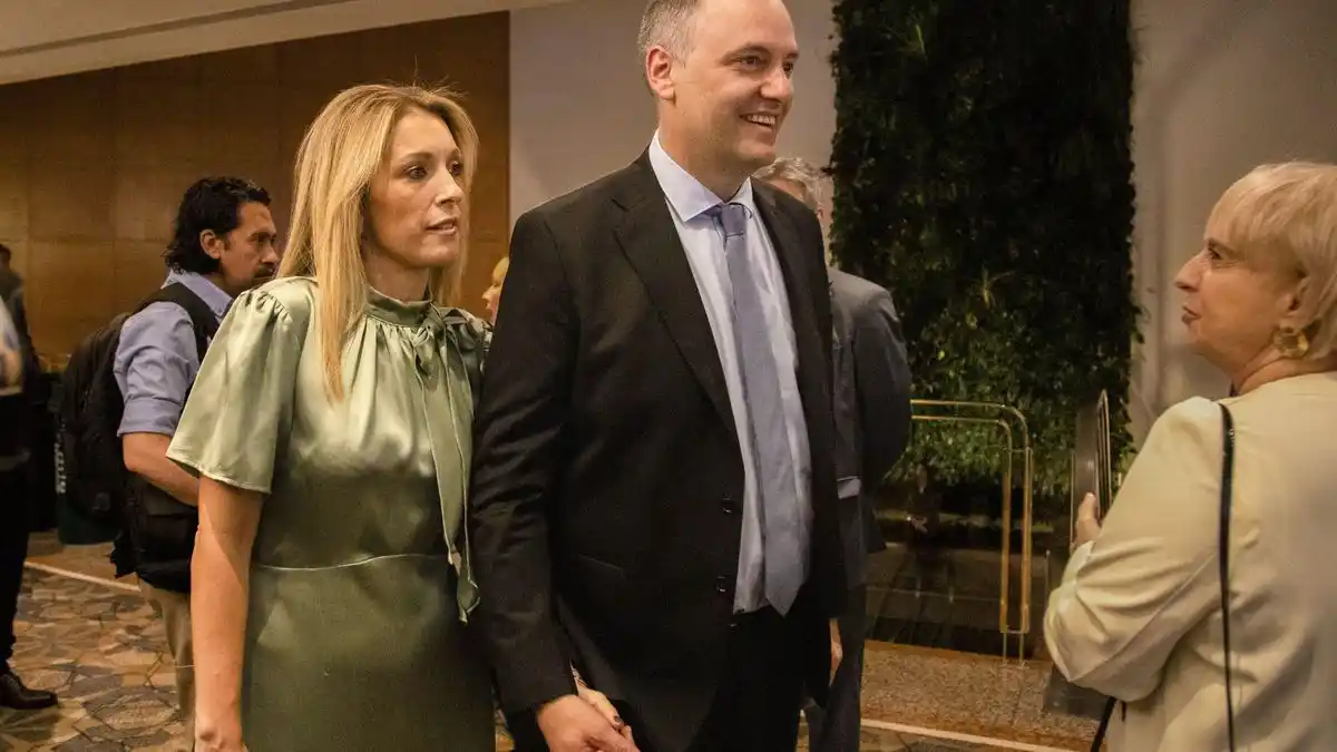 Escándalo por el avión presidencial. Manuel Adorni junto a su esposa.