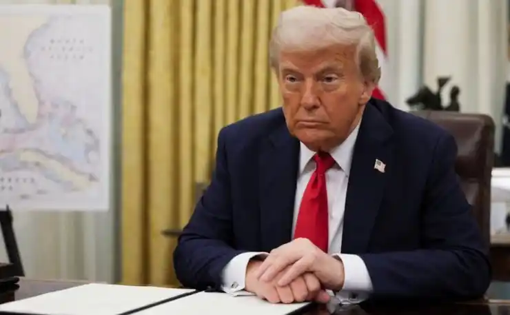 Foto de archivo del presidente de EEUU, Donald Trump, en una sesión de firma de decretos en la Casa Blanca March 31, 2025