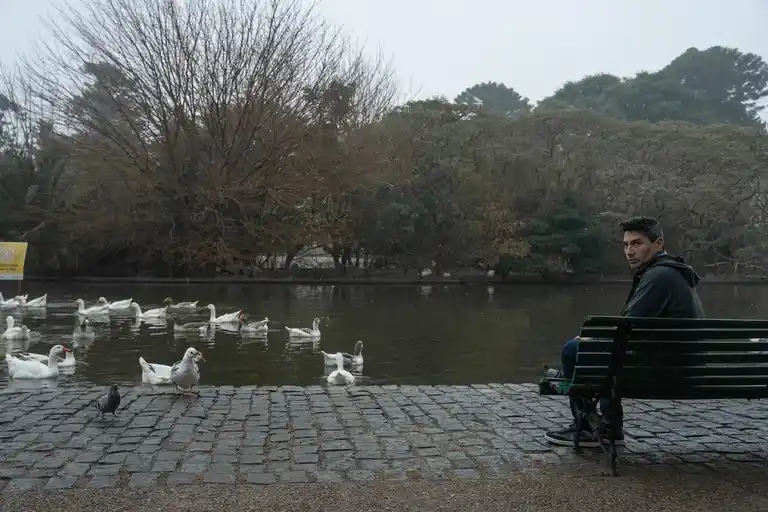 Una misteriosa mujer lo acechó desde que era niño: 40 años después, descubrió qué quería