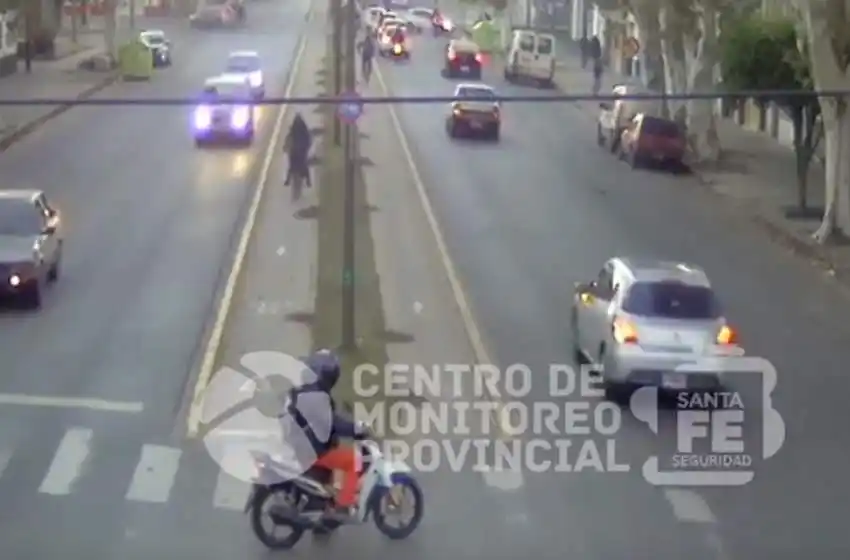 Video: impactante choque entre una moto y un auto en zona oeste