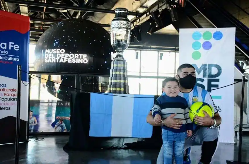 Todos quisieron su foto con la Copa América: furor por posar con la réplica que se exhibe en el Museo del Deporte