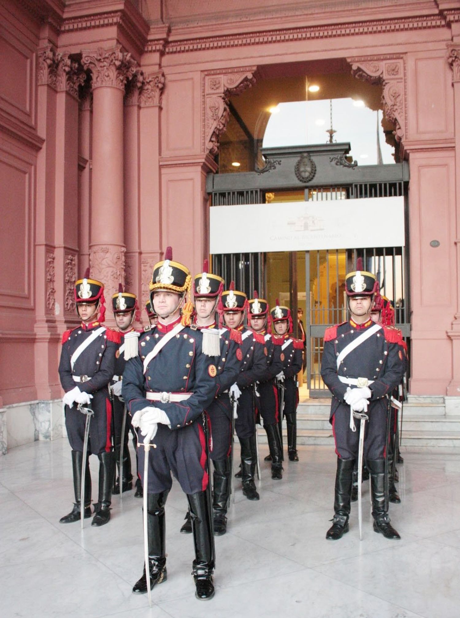 Cambio de guardia en Casa de Gobierno