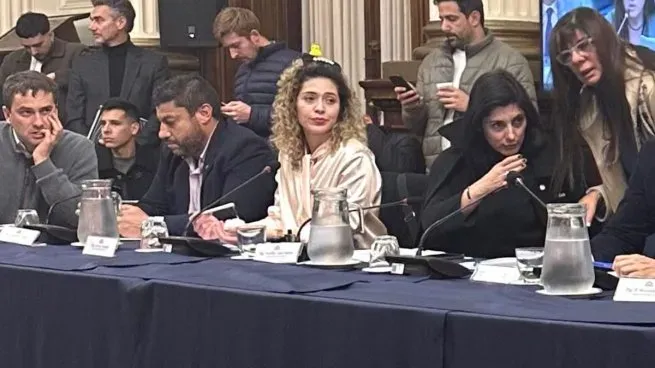 La diputada Lourdes Arrieta con los populares patos amarillos sobre la cabeza.