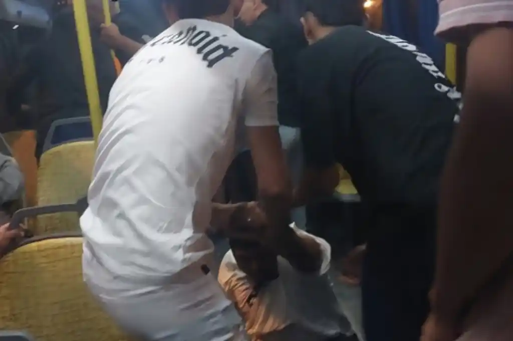 La situación escaló hasta llegar a una pelea con puñetazos y patadas.