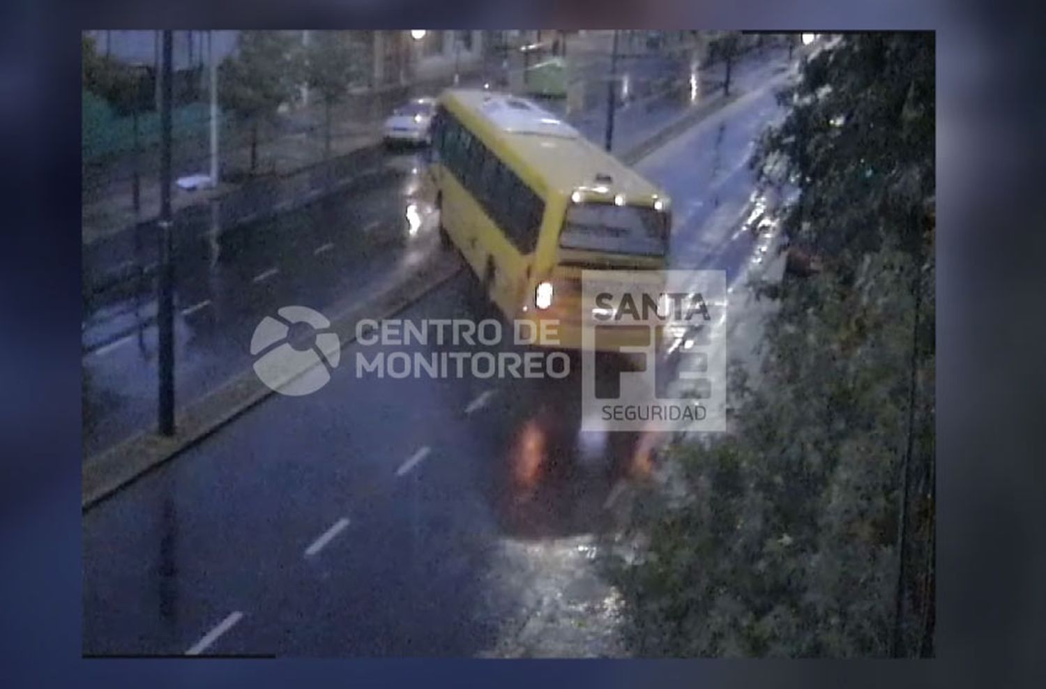 Video: impactante despiste de un colectivo en calle Mendoza