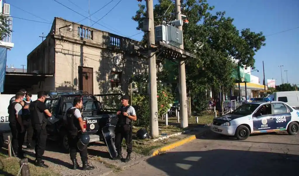 Cuatro policías detenidos en Barranquitas