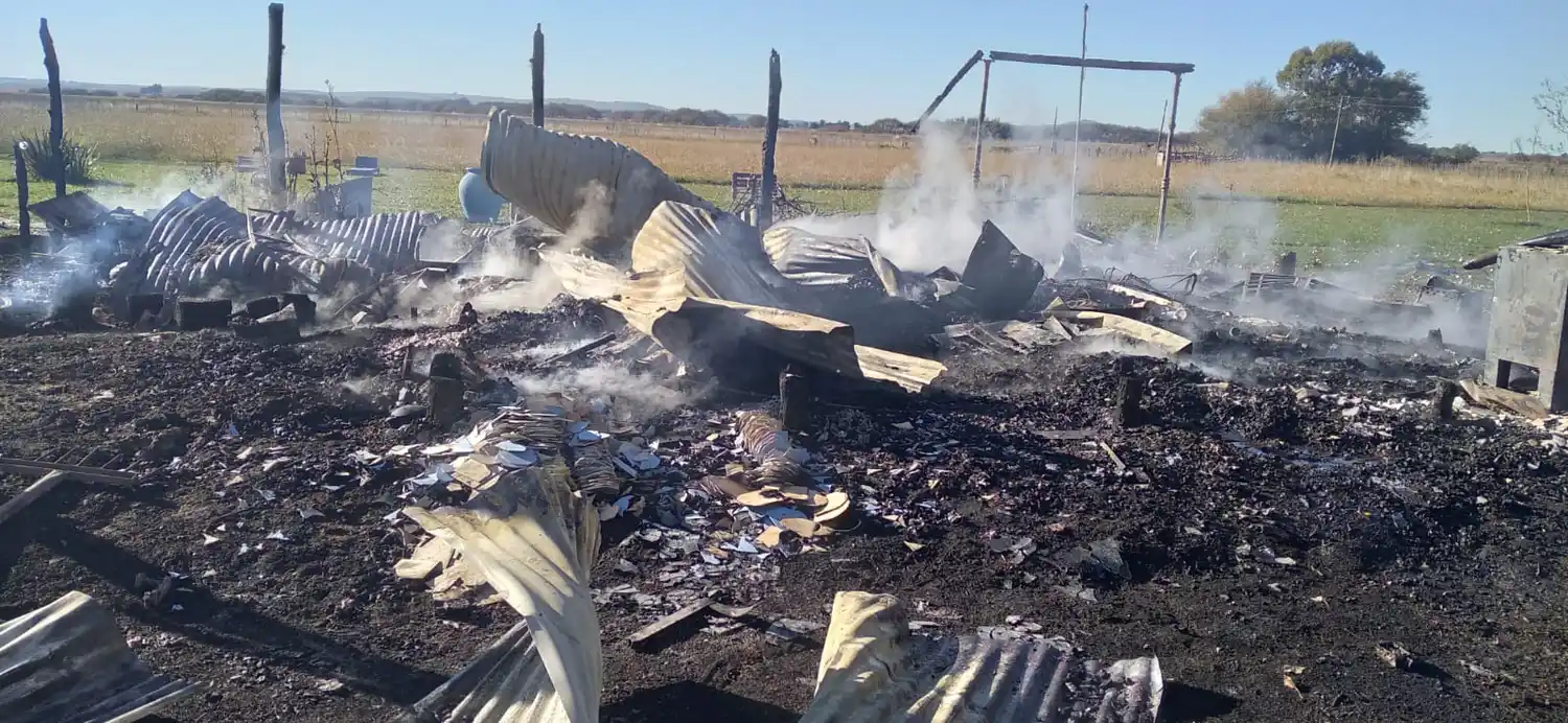 La cabaña en Azucena resultó completamente destruida por acción de las llamas.