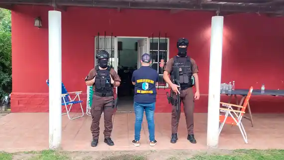 Allanamiento : cuarto kilo de cocaína y gran suma de pesos y dolares