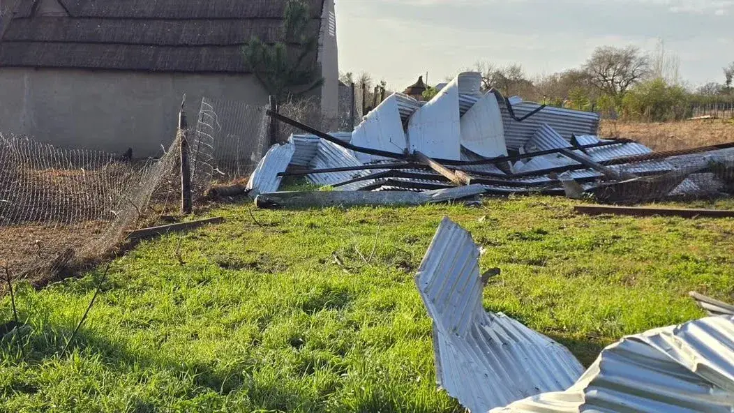 Un fuerte temporal azotó a dos departamentos de la provincia y generó destrozos