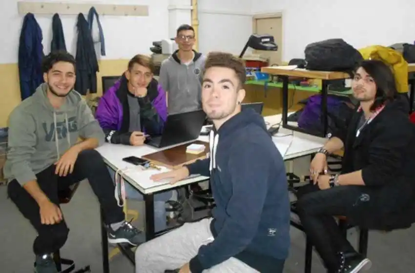 Alumnos de la Técnica N°5 construyen un nanosatélite de bajo costo