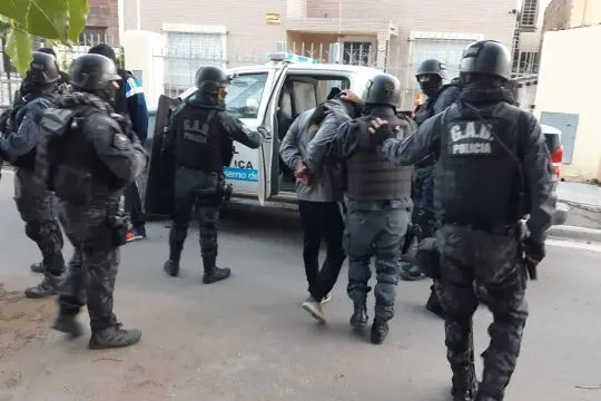 Detienen a hermanos que usaban handy con frecuencia policial para cometer robos