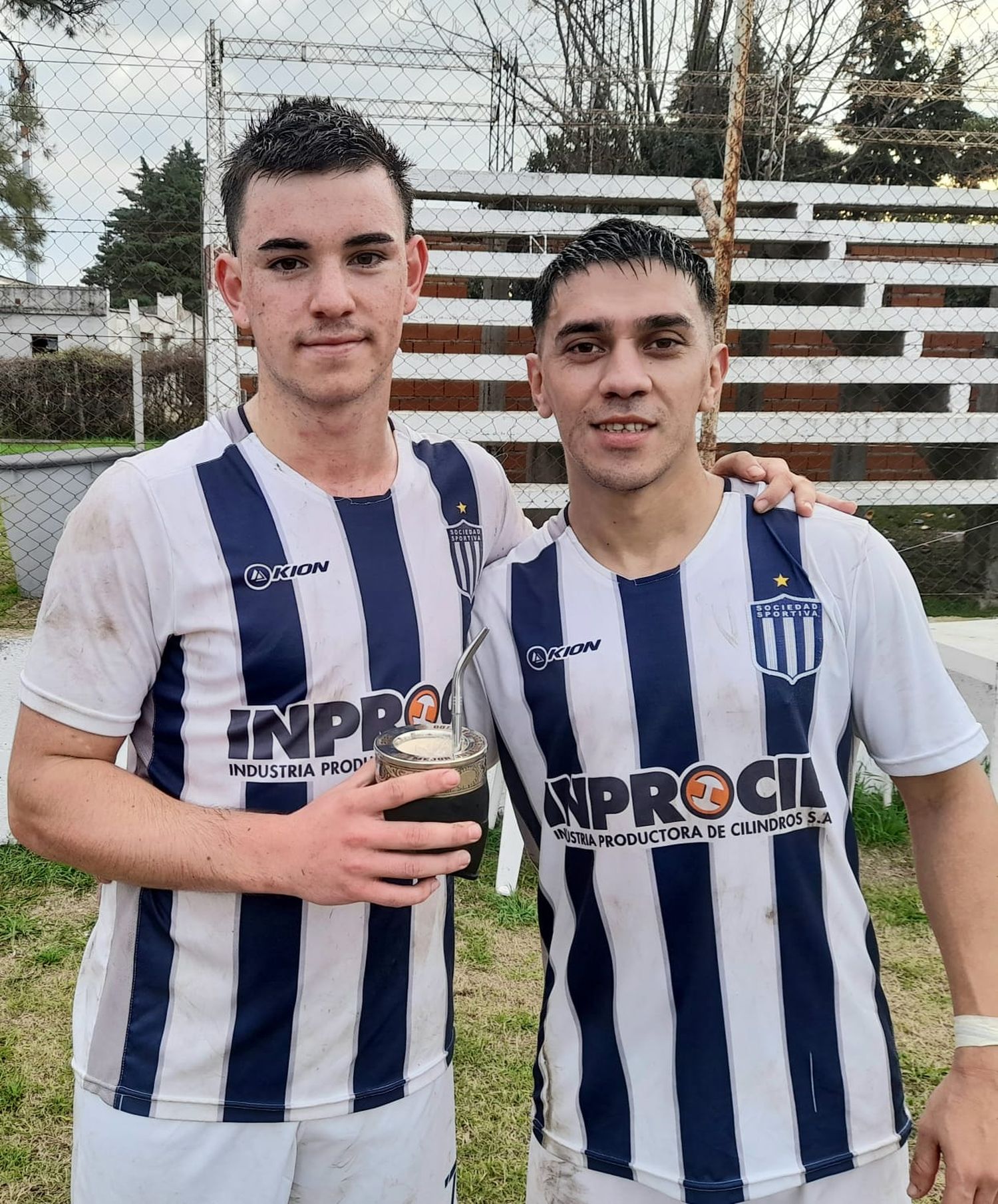 Alegría enorme en los rostros de Samuel Colazo y Nicolás Crespo. El primero anotó dos goles y el segundo puso lo que hay que poner en la cancha para redondear el triunfo del "millo".