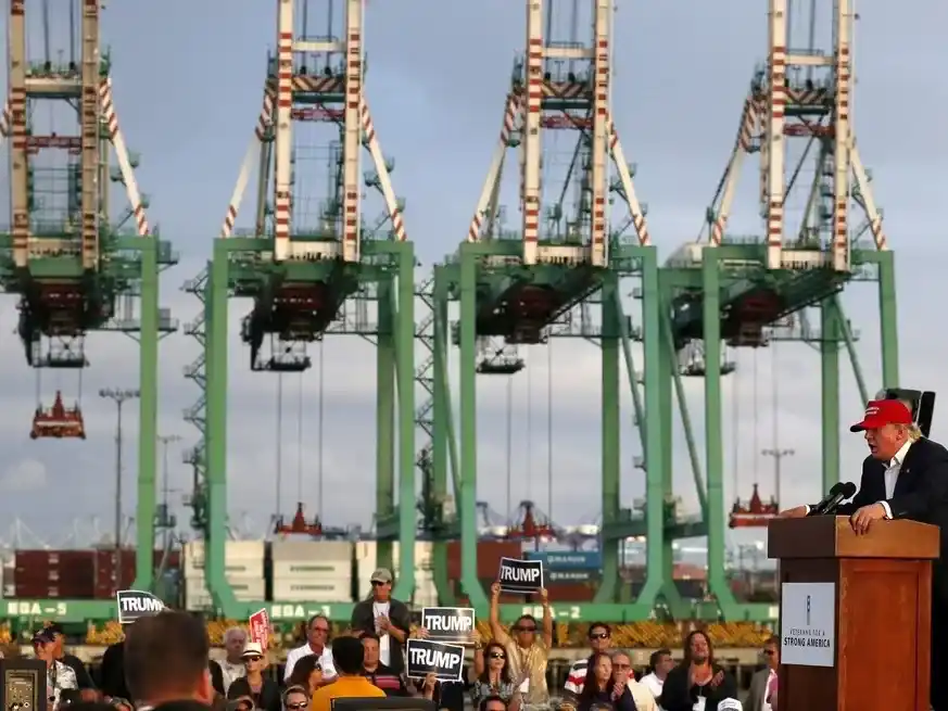 Este "arancel secundario" se aplicará "por diversas razones", afirma en un mensaje en su plataforma Truth Social. Crédito: Reuters/Carlos Barria