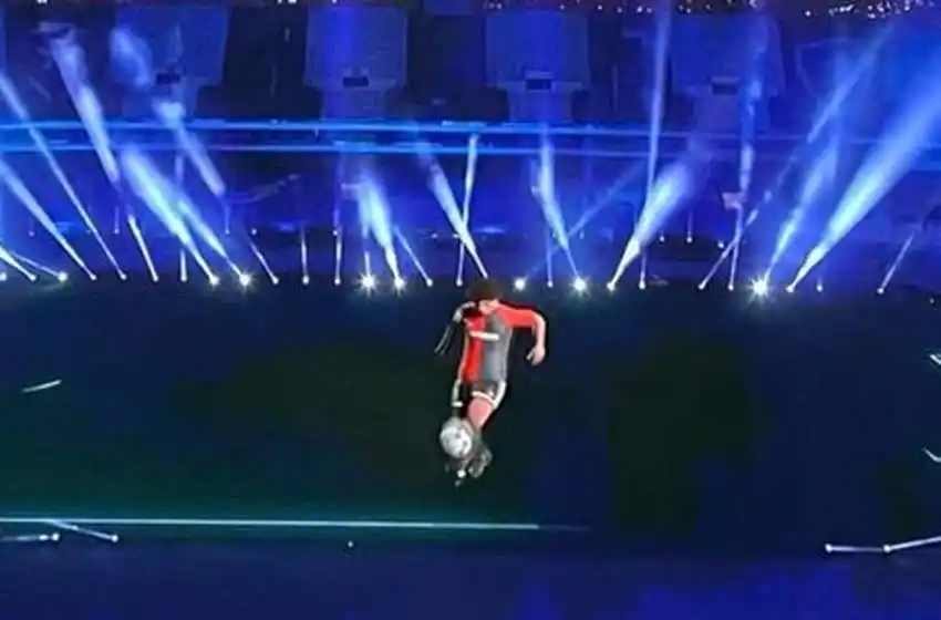 Debut albiceleste: Conmebol sorprendió con un emotivo homenaje en el que aparece Maradona con la camiseta de Newells