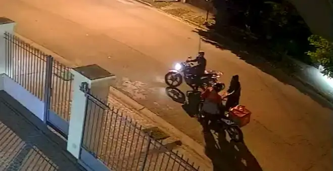 Así le robaban a un repartidor en la noche del domingo