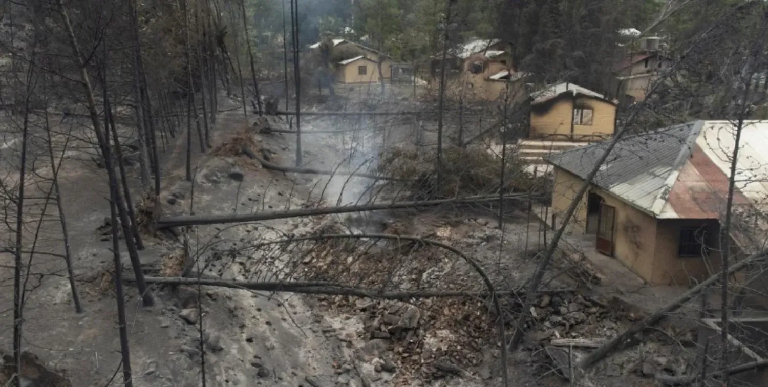 Los daños provocados por el fuego en Mendoza. Crédito: Ramiro Gómez / Télam