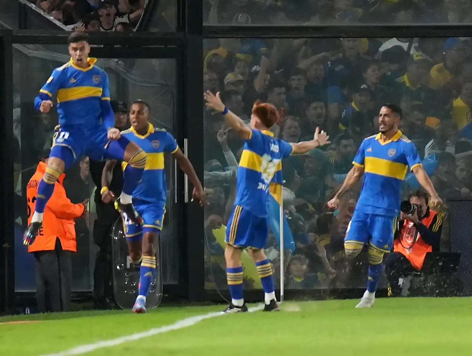 Boca cambió la cara y le dio otro golpe a un Racing apagado