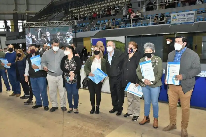 Insfrán entregó 692 títulos de propiedad de inmuebles a familias de 45 barrios capitalinos