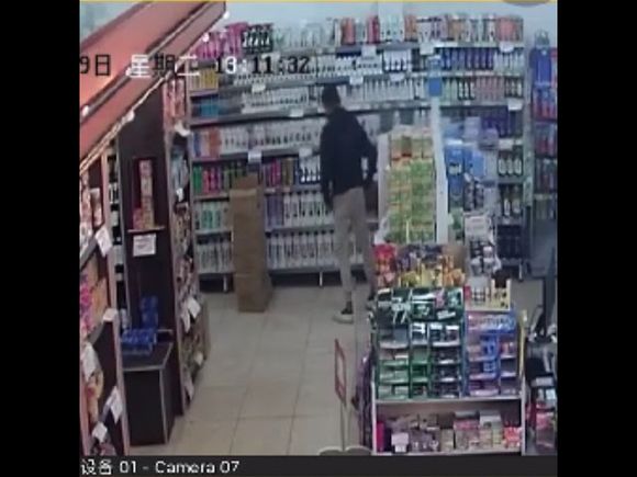 Video: filmado mientras robaba productos de higiene personal en un supermercado
