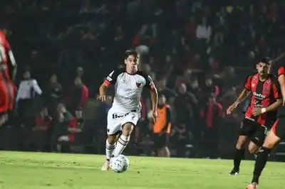 Colón perdió 1 a 0 ante Defensores de Belgrano