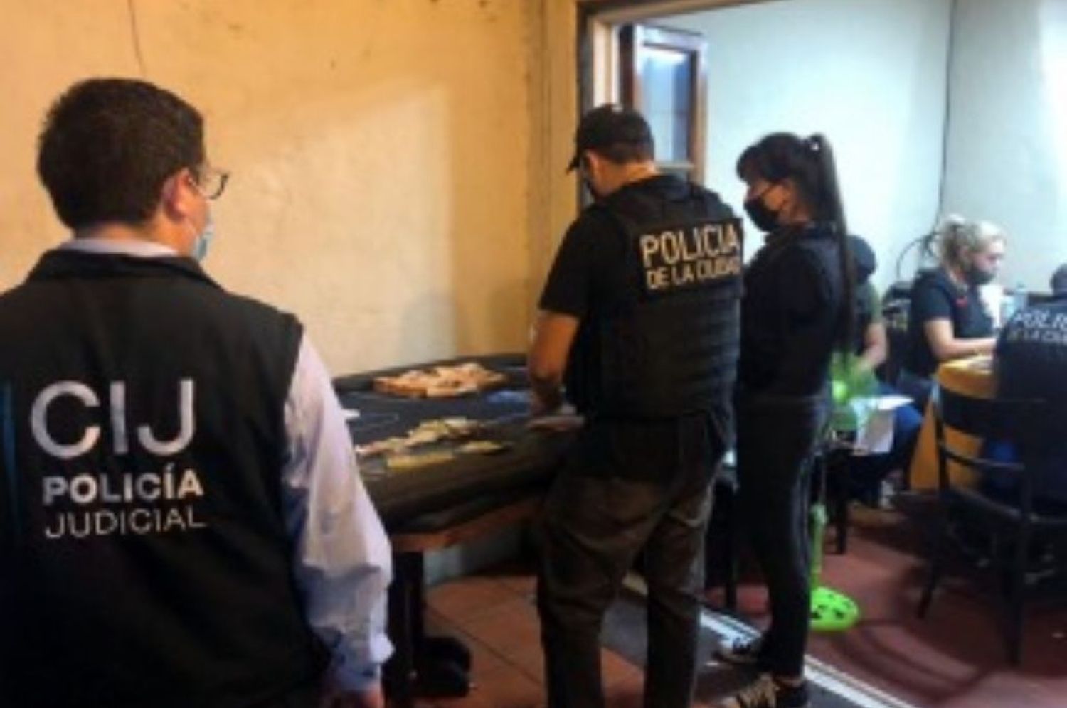 Detienen a 23 personas en un casino clandestino en el barrio de Belgrano