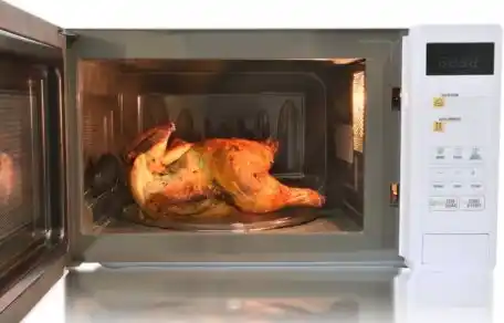 El riesgo de recalentar el pollo en el microondas