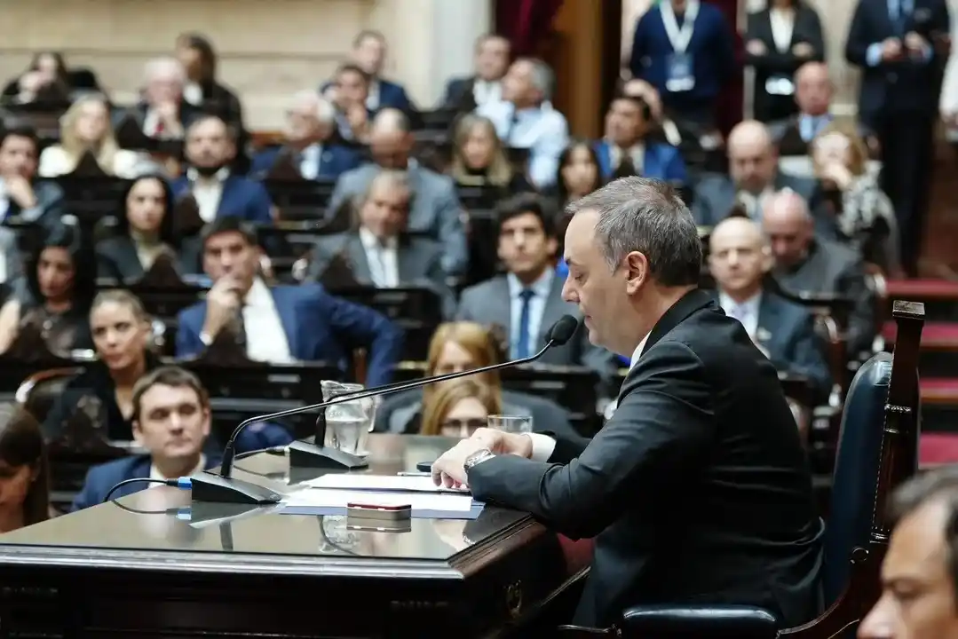 Acompañado en el recinto por el presidente Javier Milei y la totalidad del gabinete, Adorni defendió el programa oficialista.