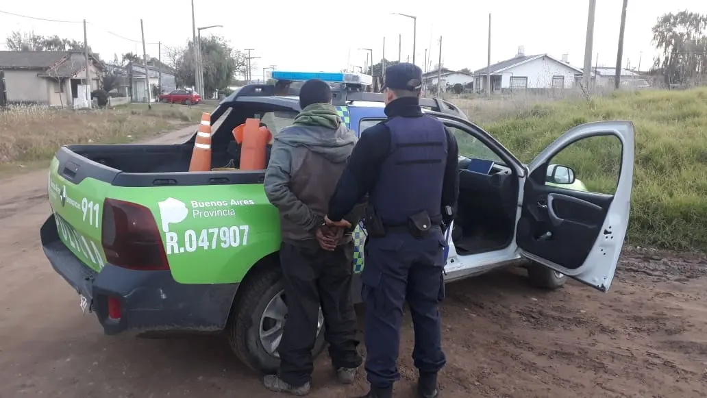 Atrapan a dos hombres con pedidos de capturas