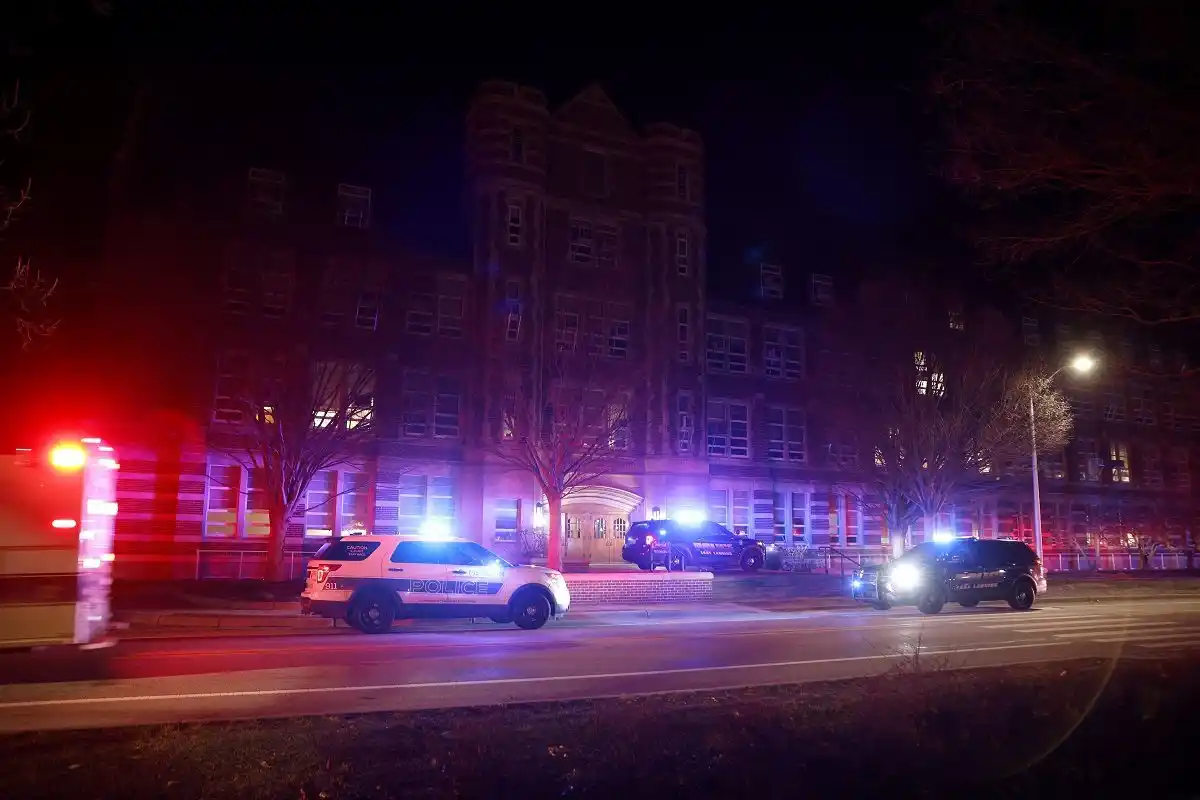 Hombre mata a 3 personas y hiere a otras 5 durante tiroteo en universidad de EE.UU.