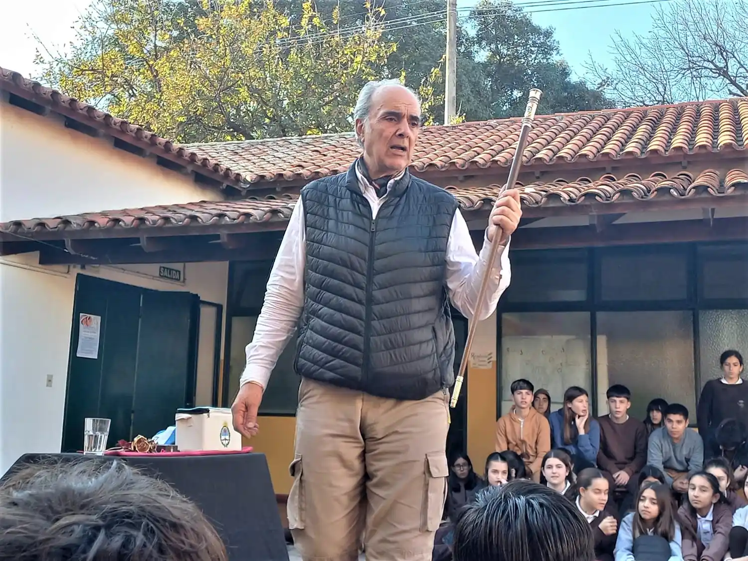 El embajador del orfebre Pallarols pasó por San Pedro con el bastón presidencial y las rosas de la paz