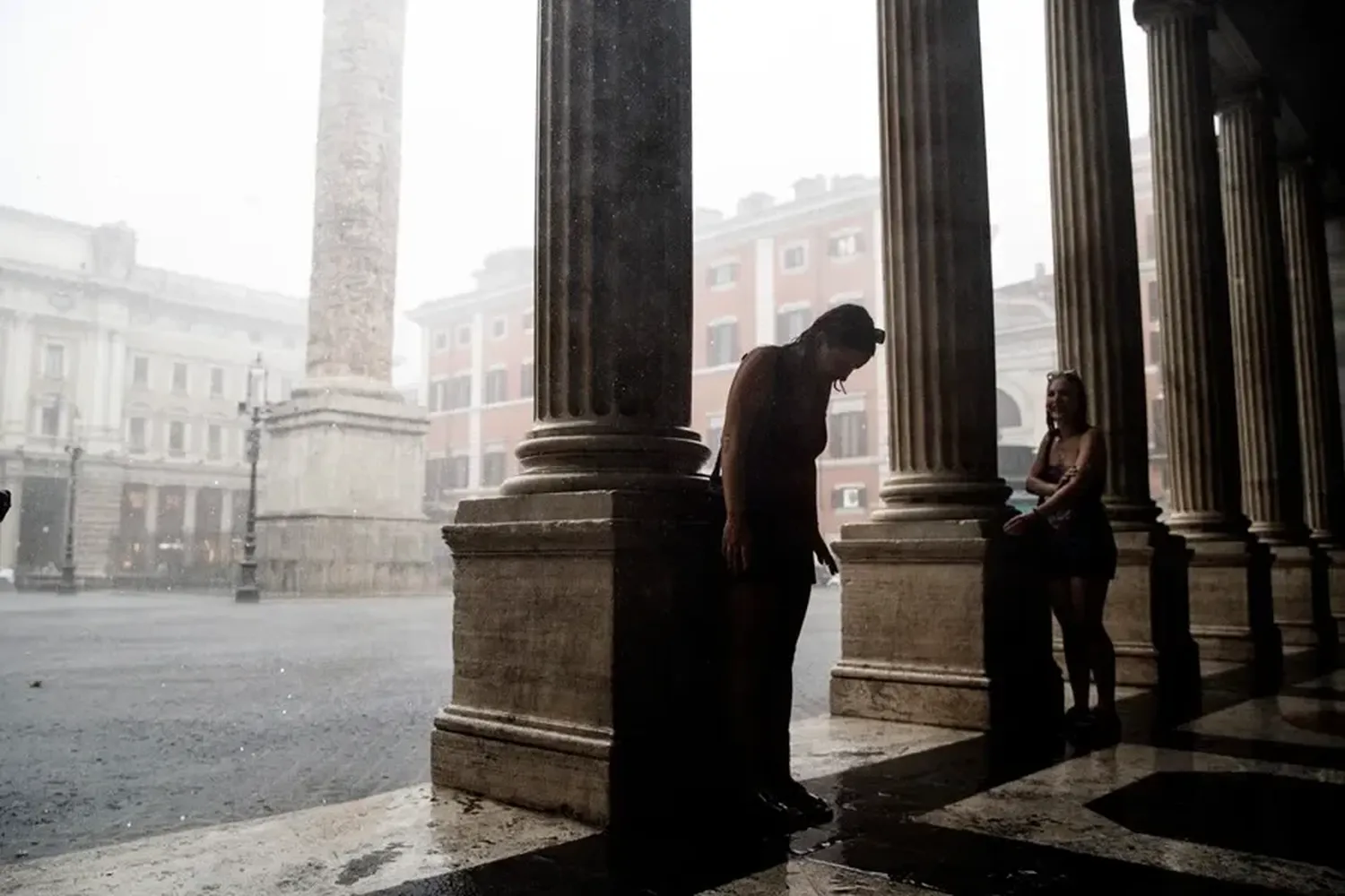 Los turistas se refugian de la lluvia, Roma. EFE/EPA/Angelo Carconi