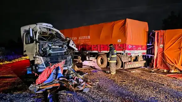 Choque frontal entre dos camiones en la Ruta 11: dos conductores resultaron heridos