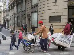 En octubre, una familia tipo necesitó $ 1.213.799 para no ser considerada pobre