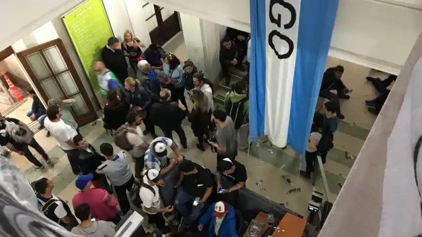 Continúa la toma del Ministerio de Economía de la Provincia por parte de trabajadores del Astillero Río Santiago
