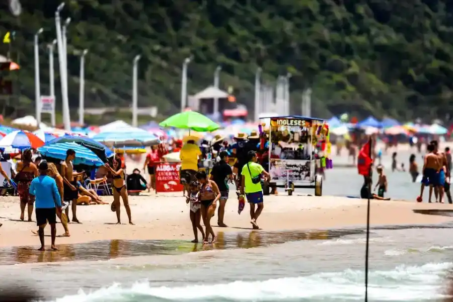 Detectaron la causa del brote de gastroenteritis en playas de Florianópolis