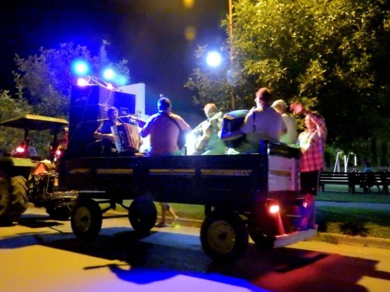 Músicos populares de Larroque recorren las calles de la ciudad.