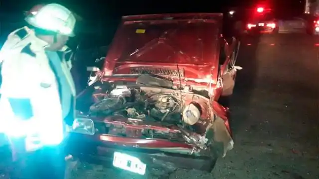 Se abrió el capot del auto y chocó contra la cabecera de puente en Ruta 12