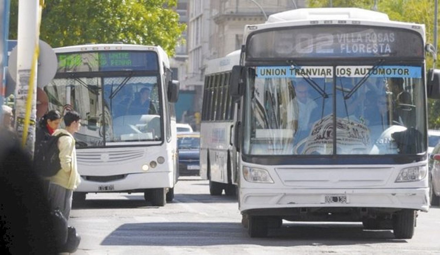 El Intendente Gay privatizó sin licitación dos líneas de colectivos municipales y estalló la polémica en Bahía Blanca