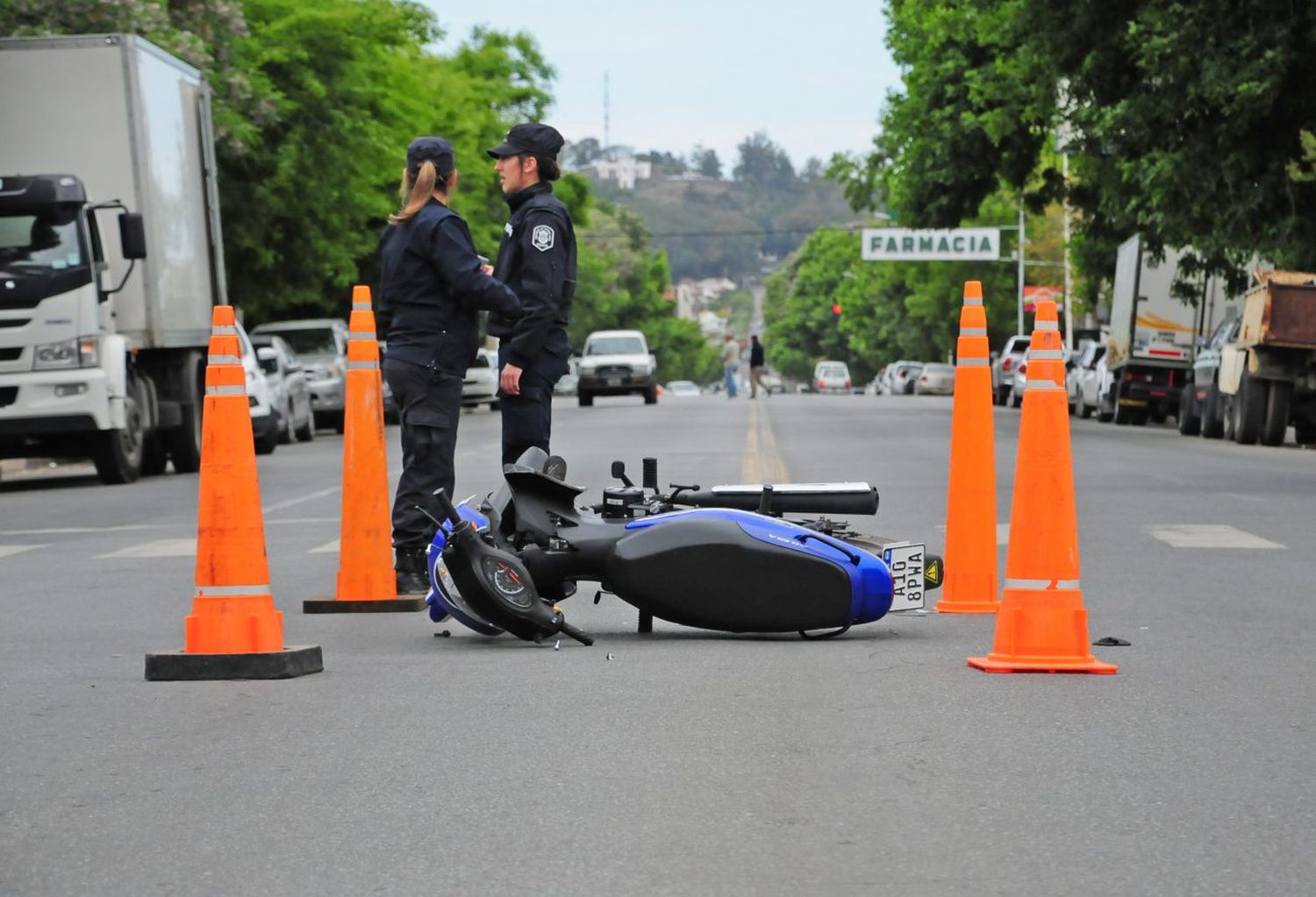 Joven hospitalizado tras colisionar en su moto contra un auto en Perón y Pellegrini