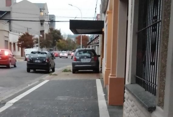 Lado B de la tormenta: por el alerta de granizo, subió su auto a la vereda y lo dejó debajo de un techo