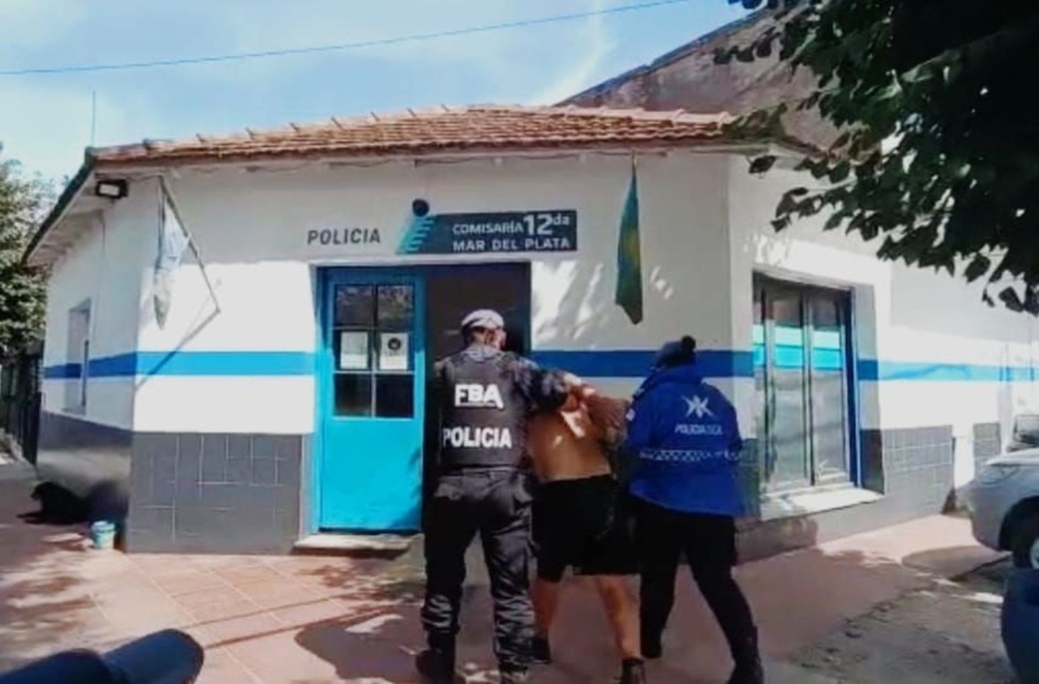 Roban moto, chocan contra un árbol y huyen a pie
