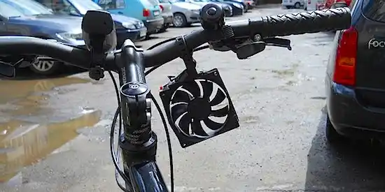 Adolescente crea cargador de celular para bicicletas