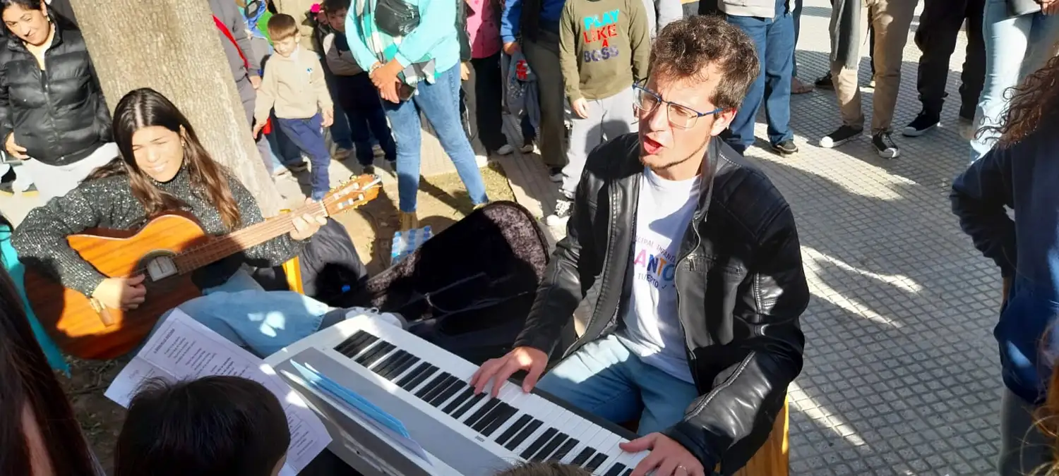 Cerca de la esquina de Moreno y 25 de Mayo, cantando junto a los chicos. Foto: Sur24
