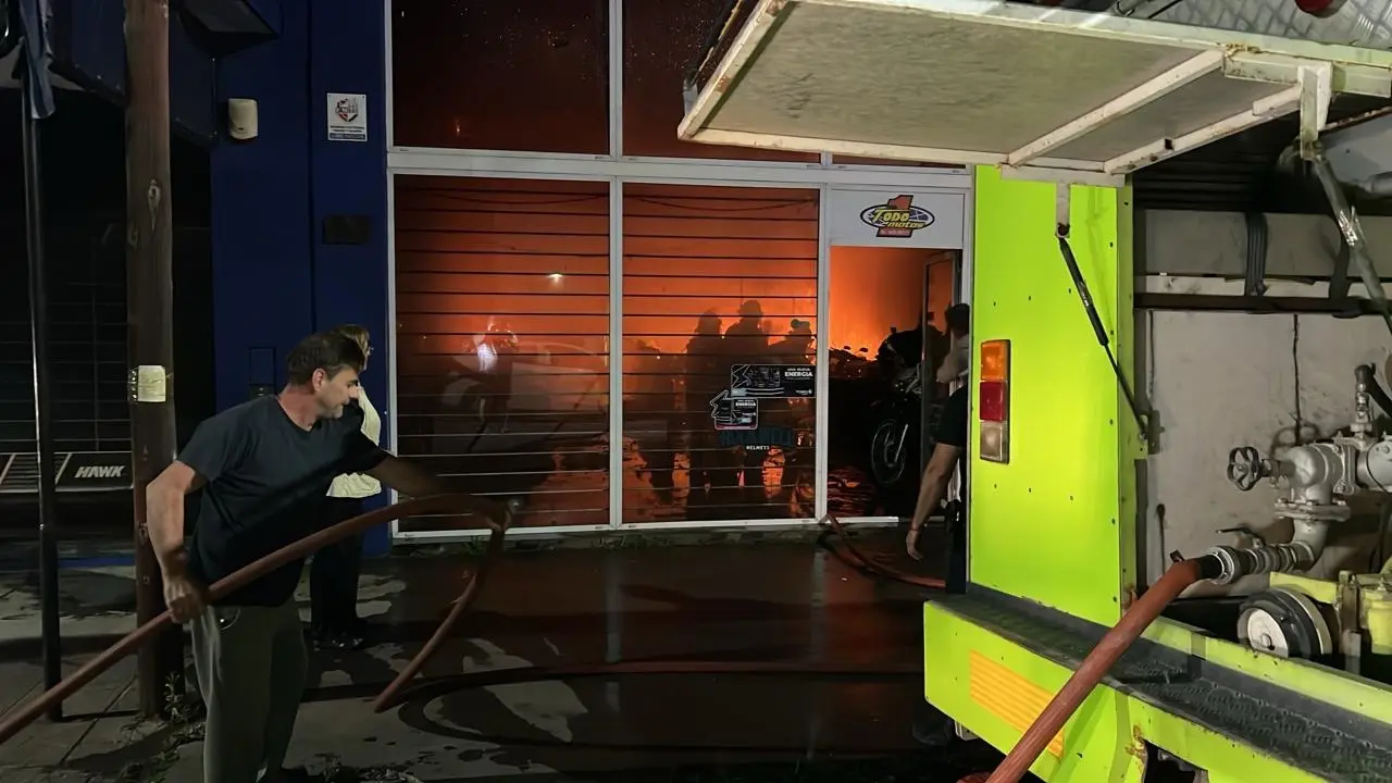 Incendio provocó importantes perdidas en concesionaria de motos