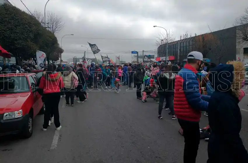 Estudiantes y profesores denuncian problemas tanto en la presencialidad como en la virtualidad